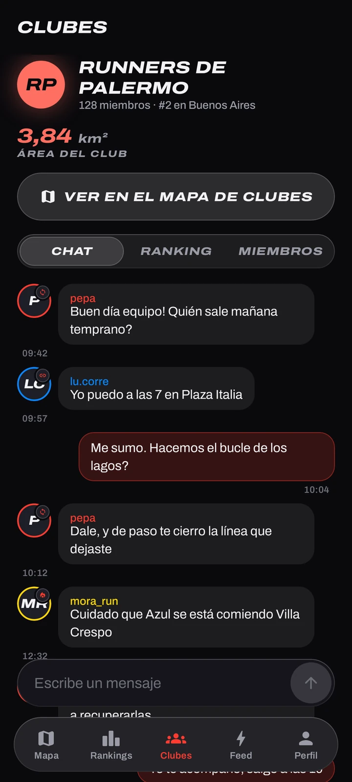 Chat del club en Copalo: mensajes de los miembros con burbujas propias y ajenas.